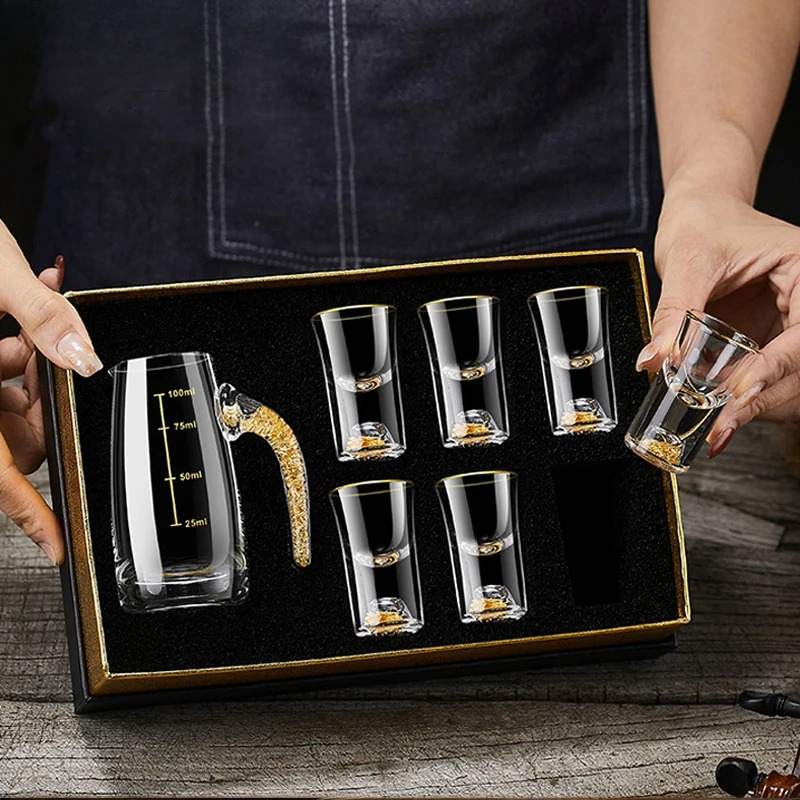 Wine Vodka Beer - 2/7個入りクリスタルガラスショートカップギフトボックスセット、鉛フリー酒器、ワインディスペンサー付き、金色のウォッカ、ブランデー、ワイングラス、焼酎カップ